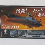 外箱の裏面。宇宙を進むヤマトのイラストが描かれています。