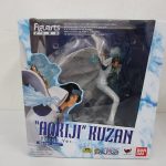 外箱正面。窓越しに本体が見え、Figuarts ZERO と AOKIJI KUZAN -Battle Ver.- の印字があります。