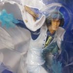 窓越しに撮影した本体の上半身。白いコートと氷のエフェクトの造形です。