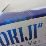 外箱の天面付近の拡大。テープの貼り跡があります。