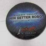 筒型パッケージの天面。DYNAMIC CHANGE SHIN GETTER ROBOTのロゴがあります。