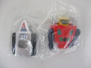 袋に入った本体と、キャタピラ付きの下半身パーツを並べて撮影。