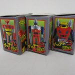 同じ出品の3箱を斜めから撮影。右がゲッター3の箱で、側面にも商品名の印字があります。