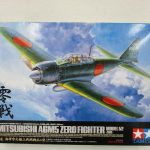 タミヤ 1/32 零式艦上戦闘機五二型の外箱正面。雲の上を飛ぶ零戦のイラストです。