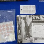 デカールと説明書を撮影。日の丸のデカールと組み立て図が見えます。