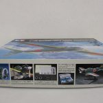 外箱の反対側の側面。エンジンやコクピットなど完成品の細部の写真があります。