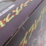 箱の上面を斜めから撮影。角に擦れがあります。