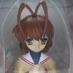 窓越しに撮影した本体の頭部。茶色の髪と黄色い制服の造形です。