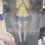 窓越しに撮影した本体。黄色い上着と青いスカートの造形です。