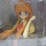 窓越しに撮影した本体の上半身。オレンジ色の長い髪の造形です。
