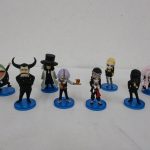 ワンピース ワールドコレクタブルフィギュアの8体を並べて撮影。青い台座に立っています。