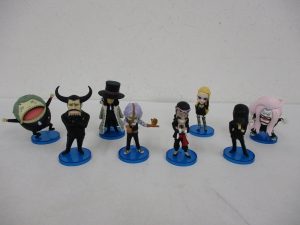 ワンピース ワールドコレクタブルフィギュアの8体を並べて撮影。青い台座に立っています。