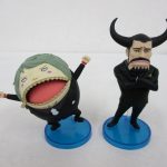 2体を並べて撮影。口を大きく開けたキャラクターと角のある帽子のキャラクターです。