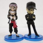 腕を組んだ2体。赤い帯を巻いたキャラクターと黒い帽子のキャラクターです。