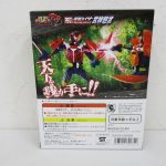 外箱の裏面。2体が戦う場面の写真と注意書きが載っています。