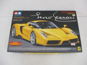 タミヤ 1/24 エンツォ フェラーリ イエローバージョンの外箱正面です。