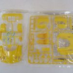 袋に入った黄色いボディのランナーです。