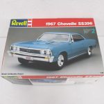 レベル 1/25 1967 シェベル SS396の外箱正面。青い車体の写真が載っています。