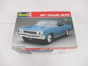 レベル 1/25 1967 シェベル SS396の外箱正面。青い車体の写真が載っています。