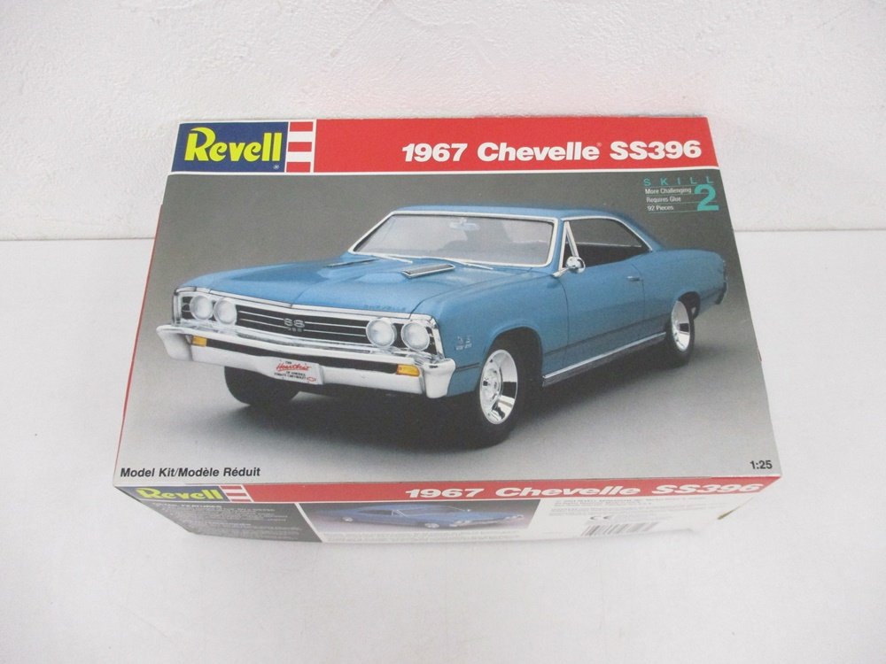 レベル 1/25 1967 シェベル SS396の外箱正面。青い車体の写真が載っています。