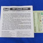 説明書の表紙とデカール。車の解説文が英語で書かれています。
