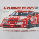 タミヤ 1/24 アルファロメオ 155 V6 TIの外箱正面。赤いレーシングカーのイラストです。