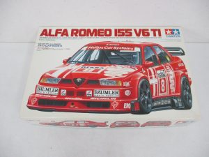 タミヤ 1/24 アルファロメオ 155 V6 TIの外箱正面。赤いレーシングカーのイラストです。