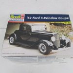 レベル モノグラム 1/25 32年型フォード 3ウインドウ クーペのプラモデル外箱。