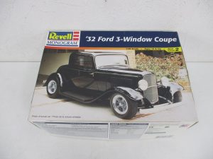レベル モノグラム 1/25 32年型フォード 3ウインドウ クーペのプラモデル外箱。