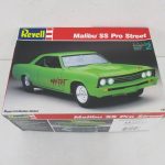 レベル 1/25 マリブSS プロストリートのプラモデル外箱。緑の車体が描かれています。