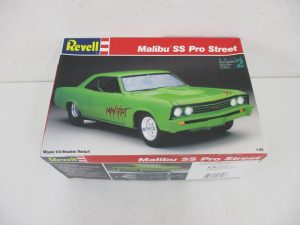 レベル 1/25 マリブSS プロストリートのプラモデル外箱。緑の車体が描かれています。