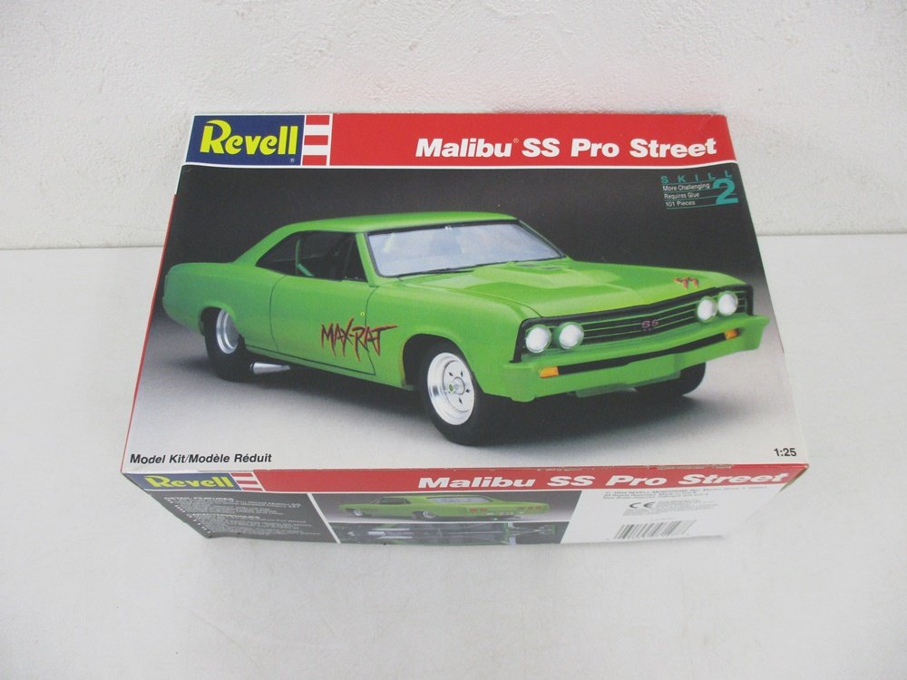 レベル 1/25 マリブSS プロストリートのプラモデル外箱。緑の車体が描かれています。