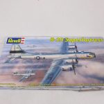 レベル 1/48 B-29 スーパーフォートレスの外箱正面。銀色の爆撃機のイラストです。