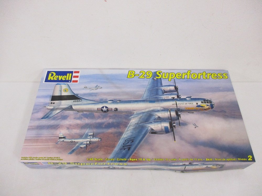 レベル 1/48 B-29 スーパーフォートレスの外箱正面。銀色の爆撃機のイラストです。