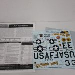 説明書とデカール。USAFの文字や機首のマーキングが入っています。