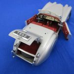 トランクとドアを開けた後ろ側。1952 のナンバープレートが付いています。