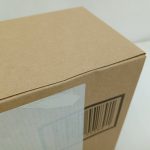 輸送箱の側面。バーコードとテープ