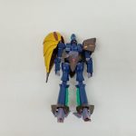 本体を正面から写した写真。金色の肩アーマーと青い機体