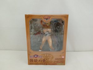 外箱の正面。『魔王黙示録 強欲の章 銃弑ウエスタン水着ノ節』の表記と窓越しのフィギュア