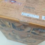 外箱の上面を斜めから写したもの。メーカー表記とバーコード