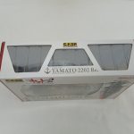 外箱の上面。窓から見える中身と『YAMATO 2202 Re.』のロゴ