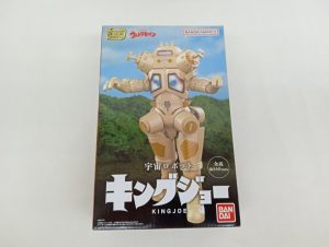 外箱の正面。『ウルトラセブン』『宇宙ロボット キングジョー』のロゴとキングジョーの写真