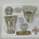 発泡スチロールのトレイに収まったパーツと『KING JOE』のネームプレート