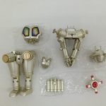 袋から出して並べた頭部・胴体・脚部などのパーツ
