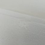 発泡スチロールの内箱の表面を近くから写したもの