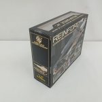 外箱を斜めから写したところ。側面の商品名の印字
