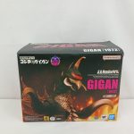 外箱の正面。『S.H.MonsterArts GIGAN [1972]』のロゴと『地球攻撃命令 ゴジラ対ガイガン』の題字、ガイガンの絵
