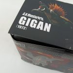 外箱の上面と正面の角。S.H.MonsterArts GIGANのロゴ