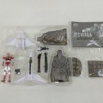 ブリスターに収まったガイヤー本体、コスモクラッシャー、明神礁、台座と説明書