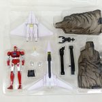 ブリスターに収まった本体と戦闘機型のメカ、明神礁などのパーツ
